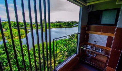 Apartment with Lake View