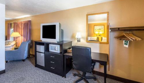 Efficiency King Suite - Non Smoking/Interior Hall