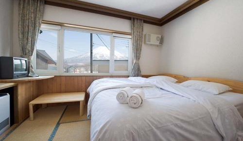 Double or Twin Room with Mountain View