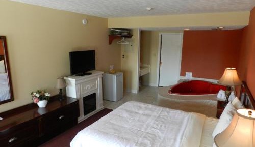 Queen Room with Hot Tub