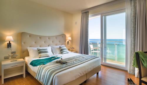 Double or Twin Room with Sea View