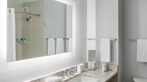 King Room with Accessible Tub - Disability Access
