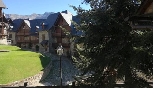 Apartment with Mountain View