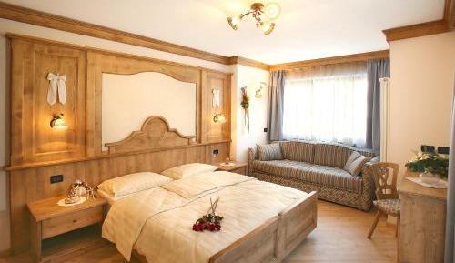Double or Twin Room with Mountain View