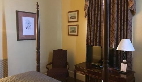 Queen Room - Count Den Bouski Room