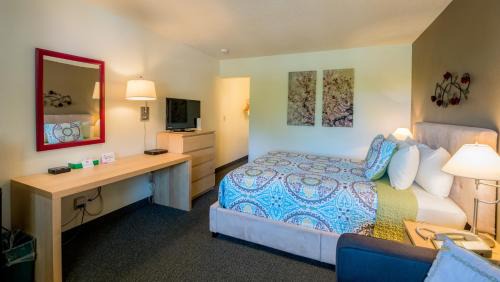 Deluxe Queen Room