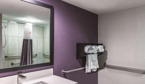 King Room with Bath Tub - Mobility Accessible/Non-Smoking