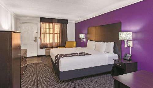 Deluxe King Room - Non-Smoking