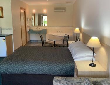 Queen Room with Spa Bath