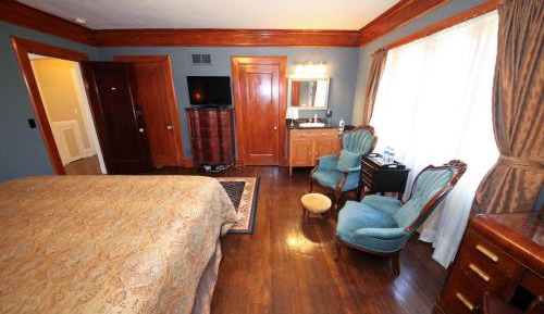 Standard King Room (Sir Charles)