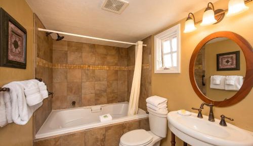 Queen Room with Spa Bath