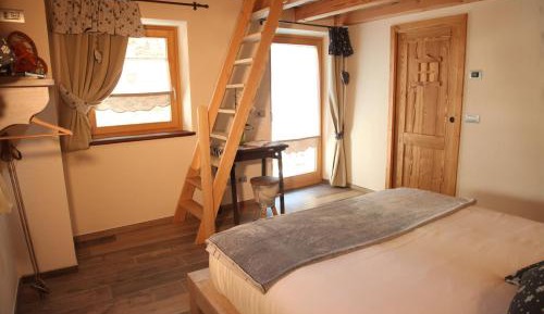 Deluxe Family Room (2 Adults + 1 Child) - Split Level
