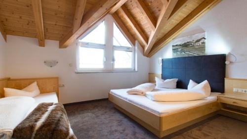 6 - One-Bedroom Apartment (5 Adults)