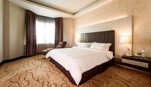 Promenade Deluxe Suite with Club Lounge Access 