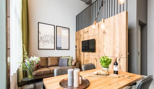 Large 1 Bedroom Apartment - Accessible, Duplex
