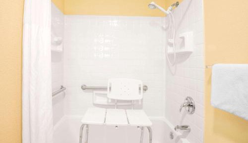 Queen Room - Disability Access - Non-Smoking