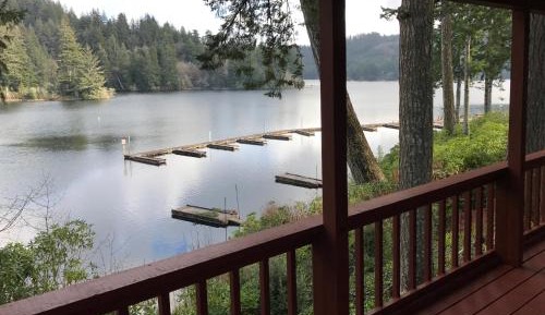Lake Front 2 bedroom Cabin with Bath