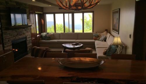Apartment with Mountain View