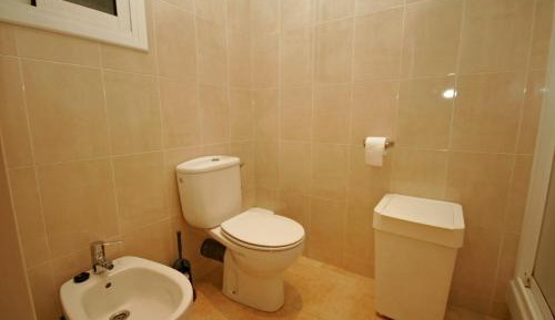 Large One-Bedroom Apartment (2 Adults)