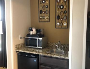 Queen Room/Wet Bar - Non-Smoking