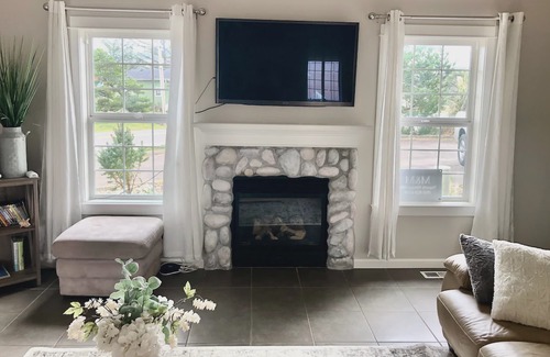 Four Sisters House | Coastal Getaway, 1 block from the beach Pet Friendly