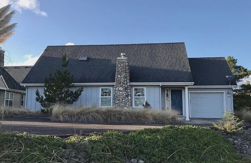 Four Sisters House | Coastal Getaway, 1 block from the beach Pet Friendly