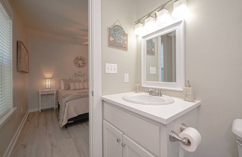 Rockport Cottage | Seaside Retreat - family friendly with community pool!