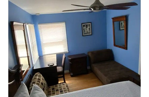 Grange Landing House | Your Cozy 2nd Home!/Near Rosemount /O'Hare Airport