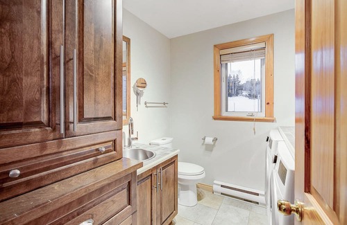 Baie-St-Paul House | Cozy Getaway w Stunning views, Hot Tub, 10min Ski