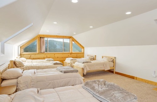 Castle Glen Estates Cabin | 2206-golden Oak Log Cabin 7 Bedroom Home by RedAwning