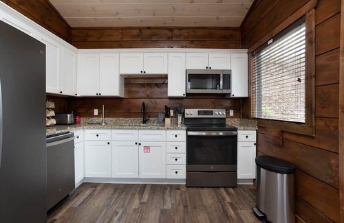 Pigeon Forge Cabin | Walk2DowntownPF/GasFirepit/Waterfront