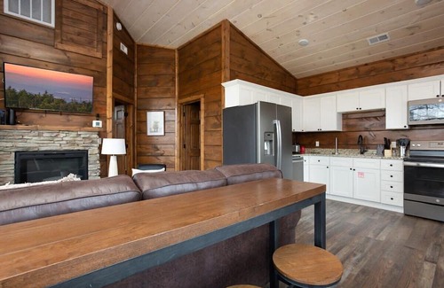 Pigeon Forge Cabin | Walk2DowntownPF/GasFirepit/Waterfront