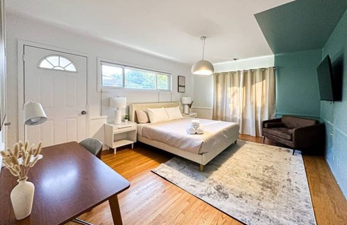 San Fernando House | Gorgeous 6 BR House With Pool - Lou-SF