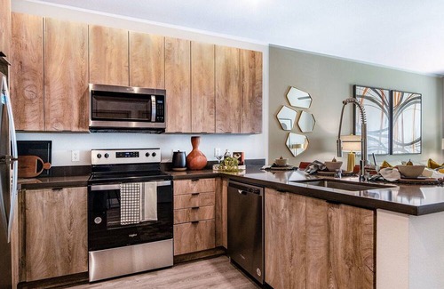 Rhodes Ranch Apartment | Luxury 2 Bedroom & 2 Bathroom in Summerlin