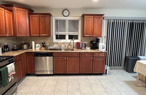 Palisades Park House | Cozy 1-bedroom only 20 minutes away from Manhattan. Not entire home.