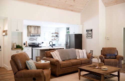 Ten Mile House | Beautiful, Modern Lakehouse on Watts Bar Lake