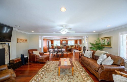 Socastee House | Private Dock w/ Hot Tub + King suite {Tiki Time}