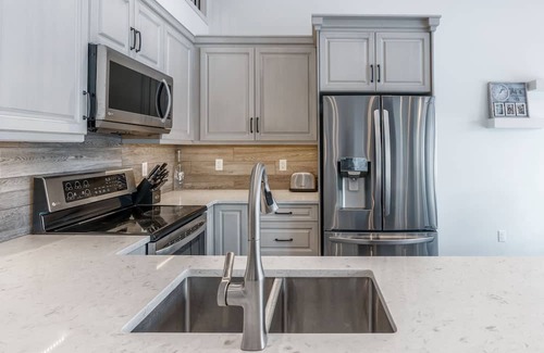 Central Okanagan Cottage | *SPACIOUS-STUNNING-FAMILY AND PET FRIENDLY, SHORT WALK TO MAIN AMENITIES AREA!