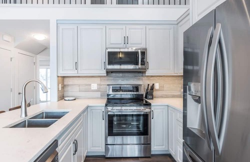 Central Okanagan Cottage | *SPACIOUS-STUNNING-FAMILY AND PET FRIENDLY, SHORT WALK TO MAIN AMENITIES AREA!