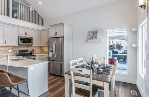 Central Okanagan Cottage | *SPACIOUS-STUNNING-FAMILY AND PET FRIENDLY, SHORT WALK TO MAIN AMENITIES AREA!