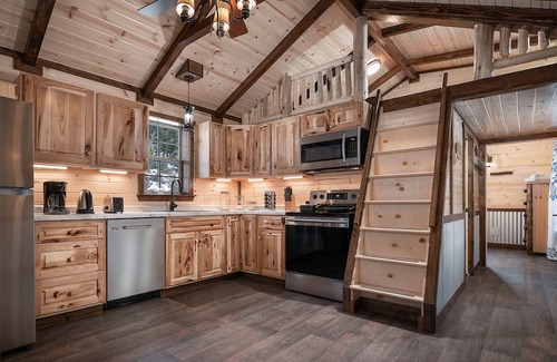 Big Timber Cabin | Creekside Cabin - Cute Log Cabin on Big Timber Creek
