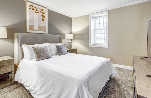 Green Hills Apartment | Modern Apartment in Prime Location (ID9248)
