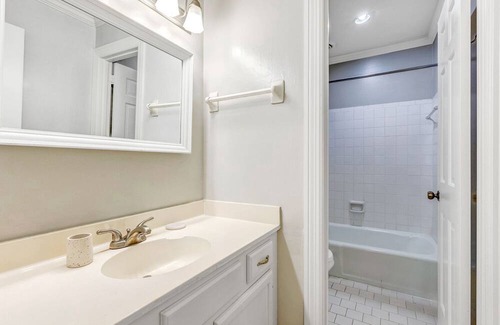 Green Hills Apartment | Modern Apartment in Prime Location (ID9248)