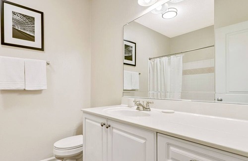 Town Center Apartment | Modern Apartment in Prime Location (ID2060X23)
