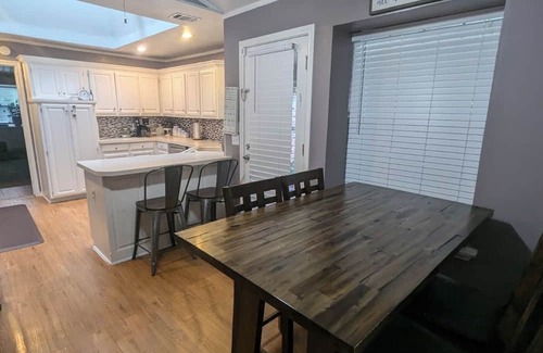 Plano House | Welcoming three bedroom Freshly painted west plano home
