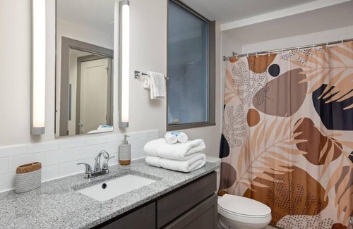Hanover Place Apartment | ★ King Bed ★ Uptown Theater★