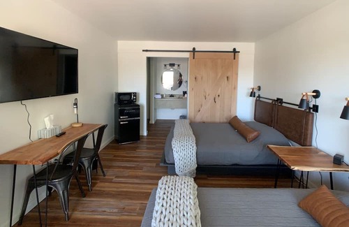 Meeker House | Room 1 2 Queen beds