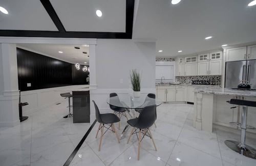 Fleetwood House | 6 bdrm home w pool/hot tub/pool table/bar/kareoke