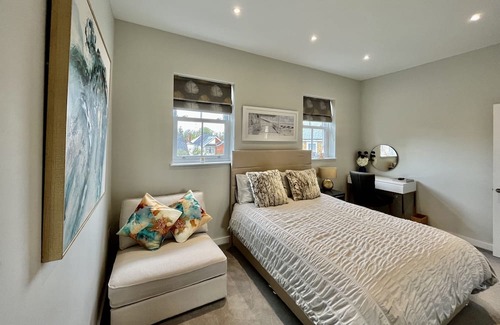 Runnymede House | BRAND NEW FULLY RENOVATED ENTIRE HOUSE SLEEPS 5 FREE PARKING, WI-FI & BREAKFAST