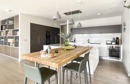 Lechlade House | Mallard Lodge, Lakes by Yoo, sleeps 6 adults +6 kids, spa/pool